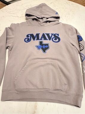 New Era Dallas Mavericks Gray Sweatshirt with Mavs Logo Size Medium Mavs Hoodie